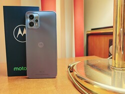 在审查中：摩托罗拉Moto G13。测试设备由：