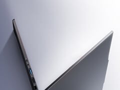 14 Ultra 的重量为 1.1 公斤。图为:一张展示该笔记本电脑侧面的宣传图。