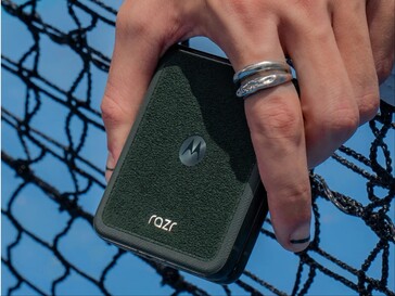 摩托罗拉 Razr Ultra Alcantara 饰面。(图片来源：摩托罗拉）