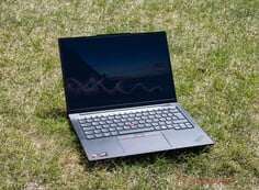 联想 ThinkPad E14 G8 在阳光明媚的户外环境中的使用情况