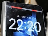更紧凑、屏幕更宽的小米 Mix Fold 5 似乎在首张上手照片中亮相，该机型运行的是 HyperOS 4 系统。