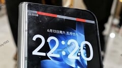 更紧凑、屏幕更宽的小米 Mix Fold 5 似乎在首张上手照片中亮相,该机型运行的是 HyperOS 4 系统。