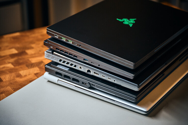 从上至下：Razer Blade 16（电源输入、2 x USB-A、雷电 4、音频插孔）、XMG Neo 16（USB-A、USB-C、音频插孔）、ROG Scar 16（电源、2.5 GbE、USB-C、雷电 4、音频插孔）、Legion Pro 7（USB-A、雷电 4）