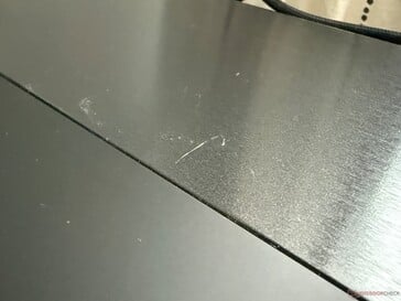 尽管表面具有抗刮擦性,但使用磁铁时仍需小心