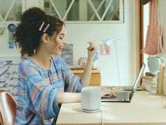 索尼的新款扬声器配有方便的背带。(图片来源：索尼）