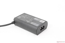 小型（~7.5 x 4.7 x 2.2 厘米）65 W USB-C 交流适配器