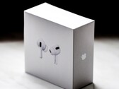Apple AirPods 不久将能控制 iPhone 摄像头，并在用户睡着时暂停音乐。(图片来源：Vasil Korzh）