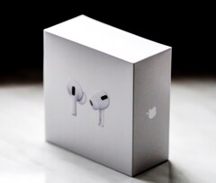 Apple AirPods 不久将能控制 iPhone 摄像头，并在用户睡着时暂停音乐。(图片来源：Vasil Korzh）