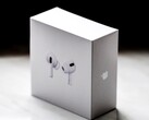 Apple AirPods 不久将能控制 iPhone 摄像头，并在用户睡着时暂停音乐。(图片来源：Vasil Korzh）