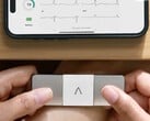 AliveCor KardiaMobile 6L Max 用双手测量人的心电图。(图片来源：AliveCor）