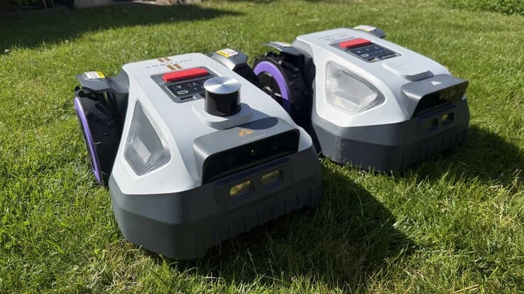 Anthbot M9（正面）与 Anthbot M9（背面）在激光雷达塔和赛车条纹方面有所不同。