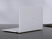 AMD ZenBook 14 Air 2026 提供 16GB 内存版本，售价约为 1,476 美元。图为展示该笔记本电脑背面的宣传图。
