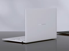 AMD ZenBook 14 Air 2026 提供 16GB 内存版本,售价约为 1,476 美元。图为展示该笔记本电脑背面的宣传图。