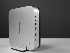 Minisforum M2 Pro 迷你电脑的包装盒内附带一个立式支架。