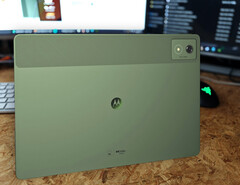 时尚绿色的 Moto Pad 60 Pro 只在少数几个国家有售,但与其竞争对手的乏味设备相比,它是一个不错的选择。(图片来源:Notebookcheck)