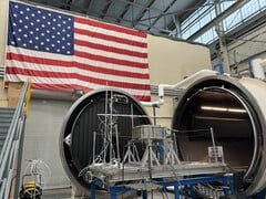 NASA 的 StarBurst 仪器位于热真空室外（图片来源：NASA/Daniel Kocevski）