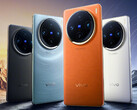vivo X100 采用曲面 AMOLED 显示屏，背面配备三摄像头系统。(来源：vivo）