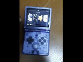 Anbernic RG35XX SP 即将上市，与 Miyoo Mini Flip 竞争。(图片来源：@游戏男孩君太郎）