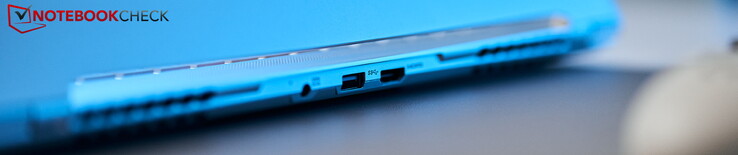 背面：电源、USB-A 3.0、HDMI