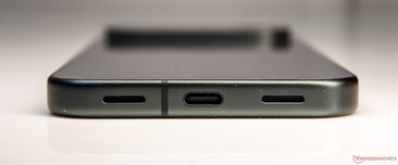 底部扬声器、USB 3.2 Type-C、麦克风