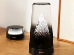 华为 X3 Pro 路由器及其背景卫星。(图片来源：华为）