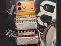 iPhone 17 Pro Max 安装了固态硬盘冷却器，热稳定性更好（图片来源：u/T-K-Tronix via r/iphone）