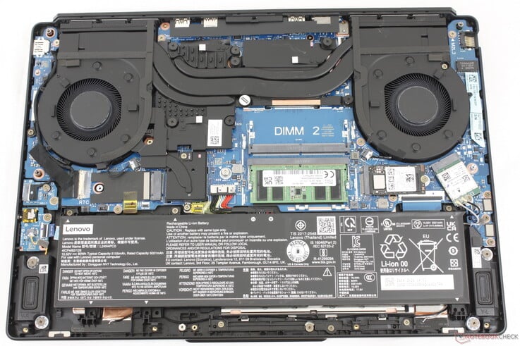 Legion 5 15IAX11 配备两个 DDR5 SODIMM 内存插槽和两个 M.2 SSD 插槽。但其中一个存储设备长度必须为 42 毫米或更短