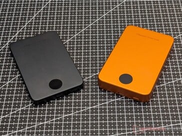 ReelCharge 固态无线移动电源——5,000 mAh(左)和 10,000 mAh(右)。