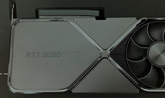 英伟达将 RTX 3090 SUPER 与全黑设计区分开来。(图片来源：@KittyYYuko）