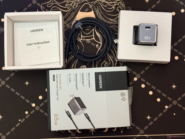 Ugreen Nexode Air 65W 充电器包装盒内包含的所有物品
