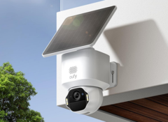 Anker Eufy SoloCam E42（如图）如果通过电缆供电，可以连续录制，并支持使用 Eufy 的可拆卸 SolarPlus 2.0 太阳能电池板充电。(图片来源：亚马逊/Anker）