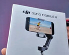 Osmo Mobile 8 的零售包装保持了大疆以往智能手机相机云台的简洁设计。(图片来源:Camera Joint)