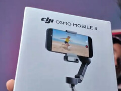 Osmo Mobile 8 的零售包装保持了大疆以往智能手机相机云台的简洁设计。(图片来源：Camera Joint）
