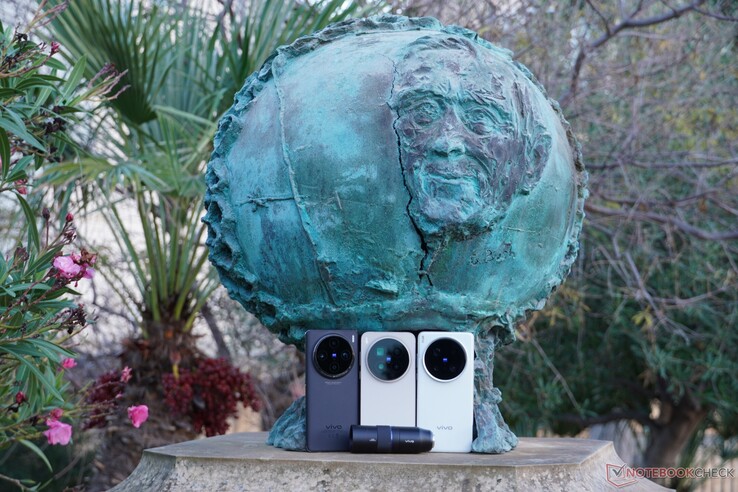 2024 年和 2025 年，vivo 发布了三代旗舰产品：vivo X100 Pro（左）、vivo X200 Ultra（右）和 vivo X300 Pro（中）。