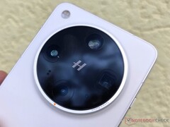 据传，Oppo Find X8 Ultra（如图）的继任者将拥有双 200 MP 传感器。(图片来源：Notebookcheck）