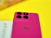 Moto G37 的机身设计时尚，但做工并非尽善尽美。