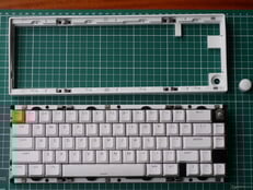 拆卸 Lemokey P2 HE 时,只需取下旋钮,然后拉开顶盖即可。