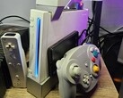 一台经过改装的任天堂Wii,旁边放着一个GameCube手柄