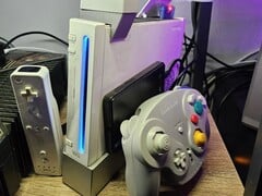 一台经过改装的任天堂Wii，旁边放着一个GameCube手柄