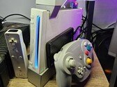 一台经过改装的任天堂Wii，旁边放着一个GameCube手柄