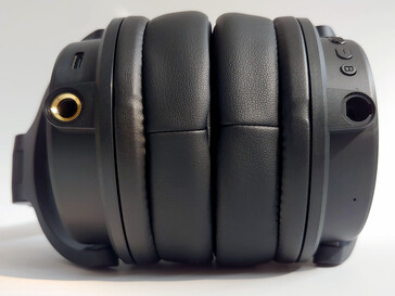 左耳罩上有 USB 端口和 6.35 毫米插孔，右耳罩上有 3.5 毫米插孔。(图片来源：Notebookcheck）