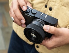 松下最新推出的全画幅镜头特别小巧。