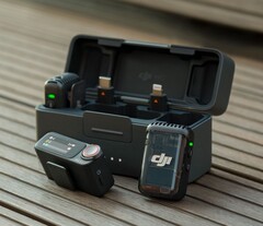 大疆创新麦克风 2 与充电盒和备用麦克风接收器以组合套装的形式提供。(图片来源：大疆创新）
