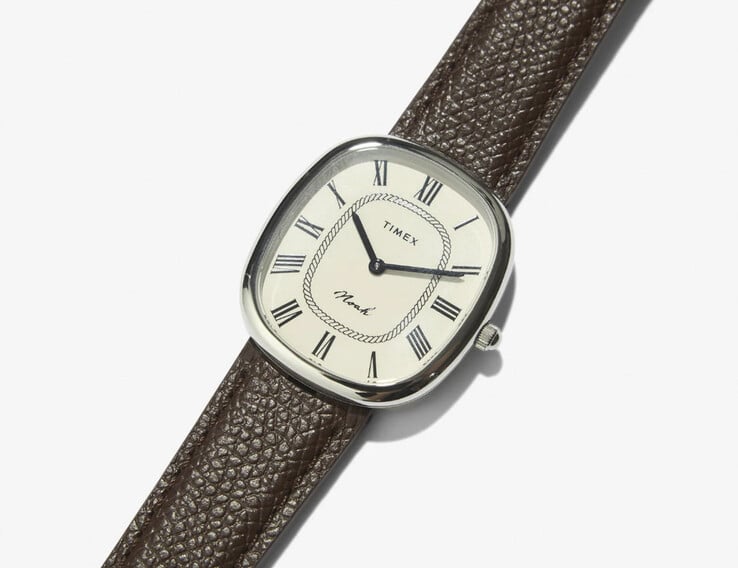 不锈钢款 Noah × Timex Boatswain 配备椭圆形表壳、奶油色罗马数字表盘和纹理棕色皮革表带。