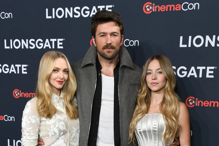 揭开悬疑背后的面纱。希尼-斯威尼（Sydney Sweeney）饰演米莉（Millie），阿曼达-塞弗里德（Amanda Seyfried）饰演妮娜（Nina），布兰登-斯克伦纳（Brandon Sklenar）饰演安德鲁（Andrew）。