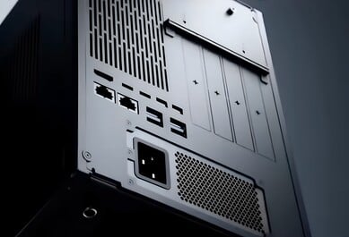 DeskOne A1 紧凑型工作站 PC 的背面。