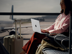 Apple 新款 14 英寸 MacBook Pro（如图）的电池续航时间长达 24 小时。(图片来源：Apple - 已编辑）