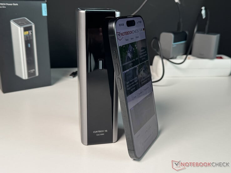 Cuktech 15 Ultra 与 iPhone 16 Pro 的尺寸对比