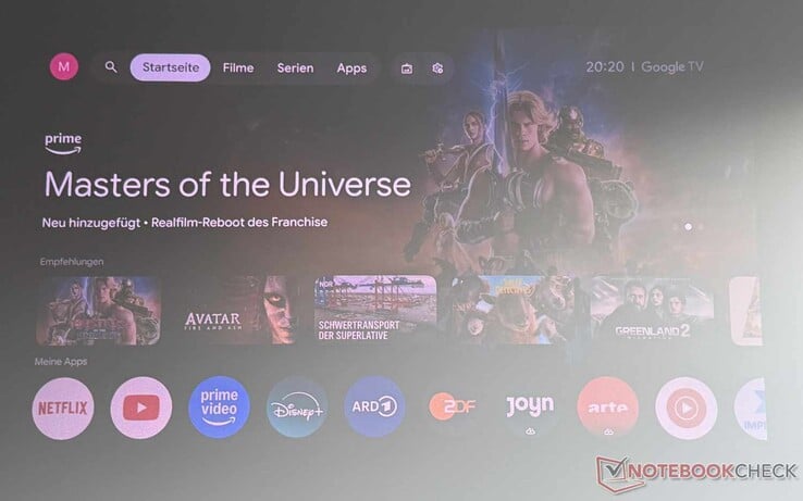 Etoe Dolphin 2 的 Google TV 界面(房间光线略暗,右侧有窗户,屏幕对比度较高)