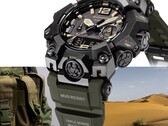 卡西欧G-Shock Mudmaster GWG-B1000-1A3的特写镜头，展示了其黑色表壳、浅棕色表盘点缀、橄榄绿色表带、坚固的防护护角以及“Triple Sensor”标识，背景为军用装备和沙漠景观。